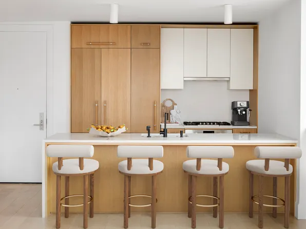 22-18 Jackson Avenue image 1 of 11