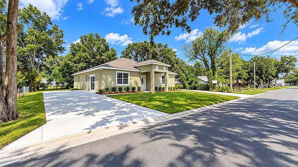 3 bed, 2.0 bath, 1398 sqft, $1,999 — Photo 3
