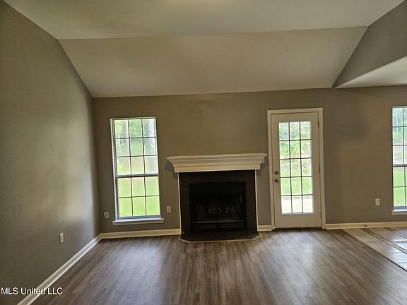 5th image of 14920 Longwood Ln