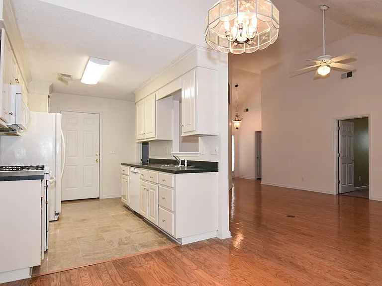 300 Prestwick Ct — Photo 7