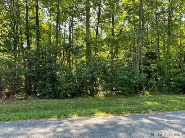 33 Quarters Cove Dr, Weems, VA 22576