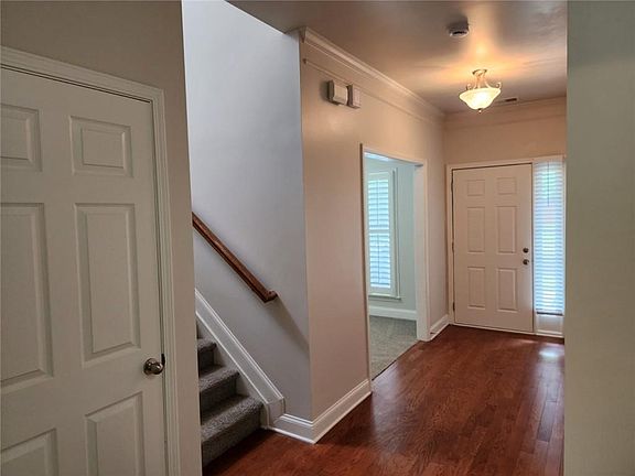 3rd image of 465 Roland Manor Dr