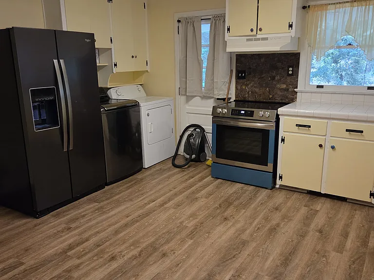 402 Pinecrest St — Photo 5