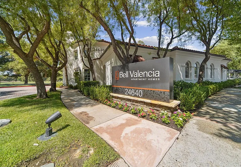Bell Valencia — Photo 25