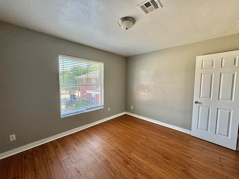 2034 NW 25th St #8 — Photo 13