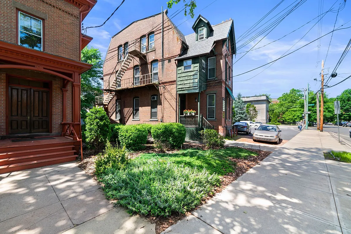 Building Photo - 66 Trumbull St
