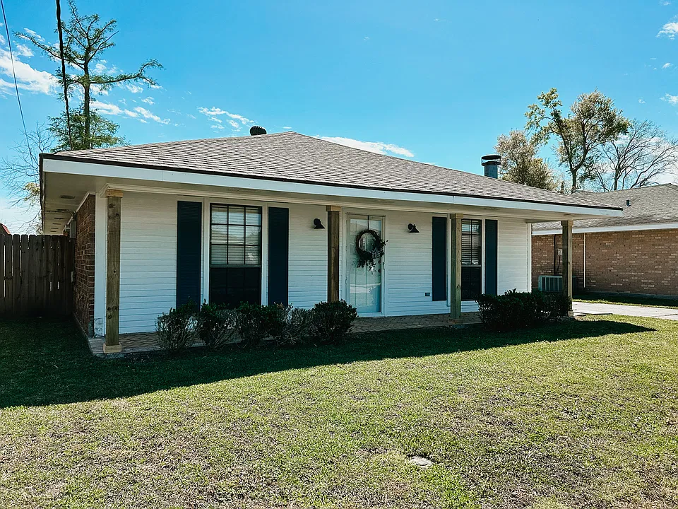 607 Holiday Dr