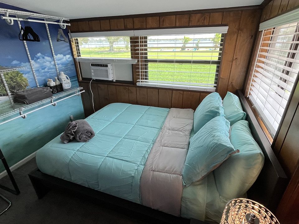 Private Entry, Queen bed, mini fridge, desk & chair, 65in Roku Smart TV, dresser, night stand & lamp