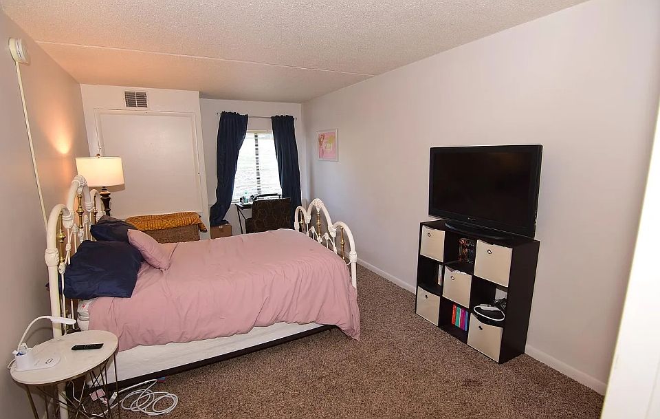 1st image of 402 NW Rogers Ln APT B