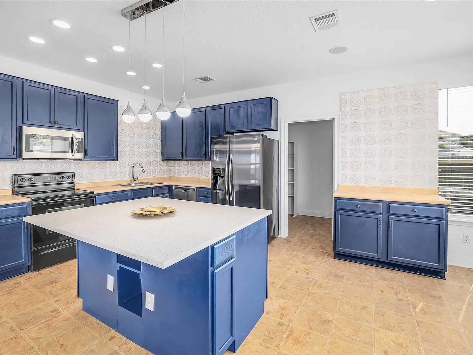 6 bed, 2.5 bath, 2759 sqft, $2,400 — Photo 4