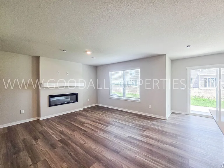 1047 Daisy Ln — Photo 4