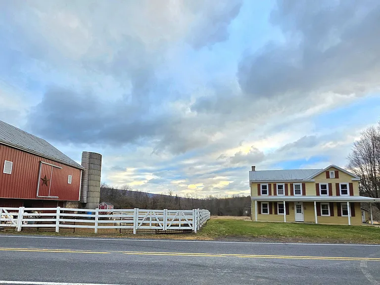 895 Center Rd — Photo 2