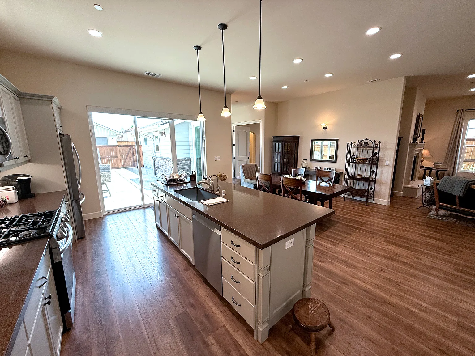 3 bed, 1898 sqft, $3,950 — Photo 2