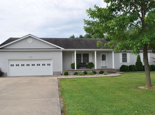 703 E Briarwood Dr, Mc Leansboro, IL 62859