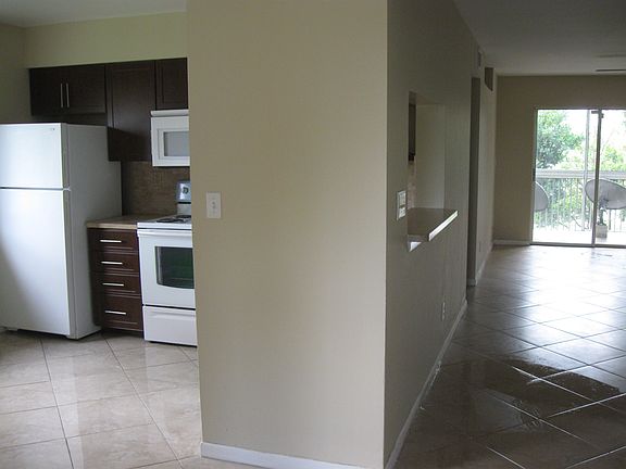 4th image of 725 NW 92nd Ave