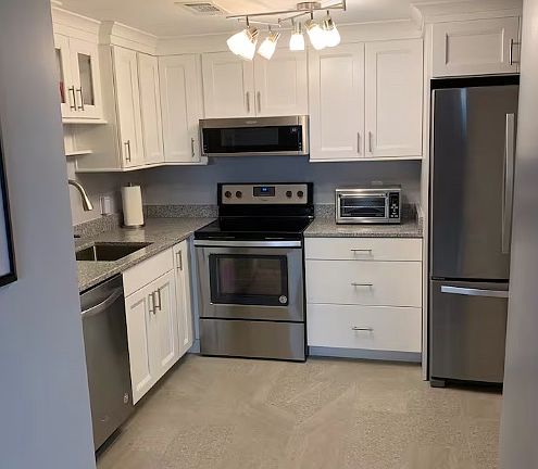 Kitchen, fully furnished with stainless steel appliances.