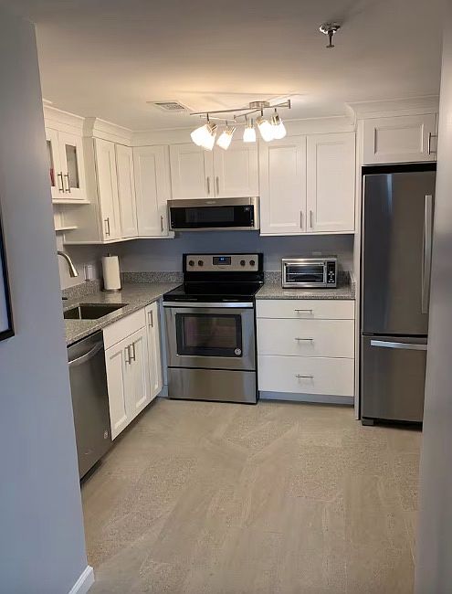 Kitchen, fully furnished with stainless steel appliances.