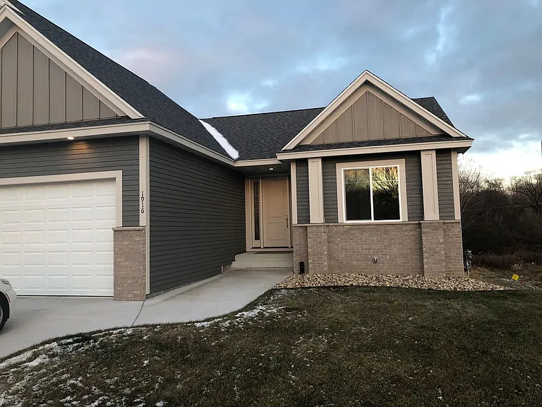 1916 Spruce Meadows Dr SE — Photo 3