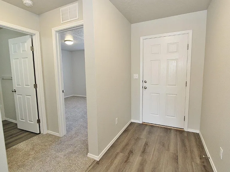 3101 N Saratov Way — Photo 2