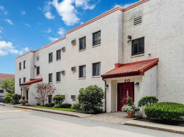 210 Fellsview Ter APT 214, Stoneham, MA 02180