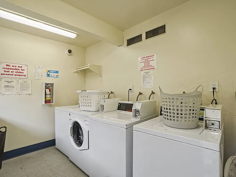 Balboa Apartments — Photo 17