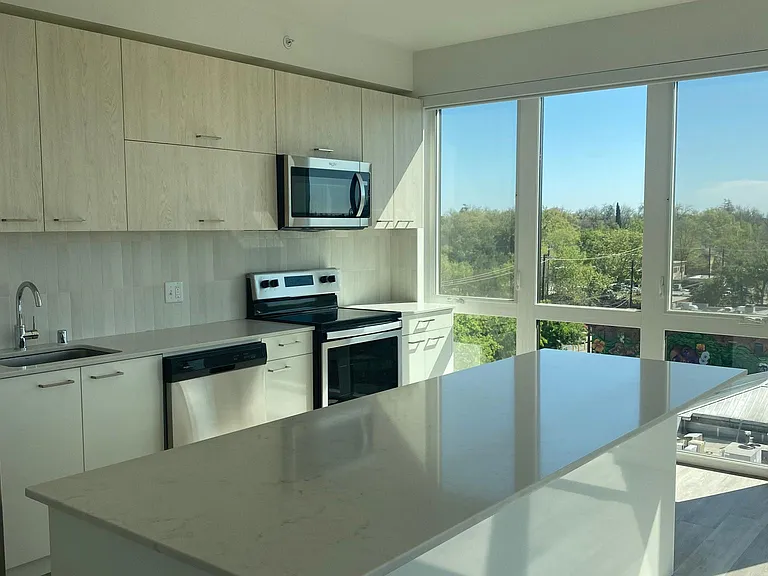 19J Midtown — Photo 9