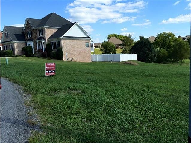 2nd image of 820 Fairway Dr