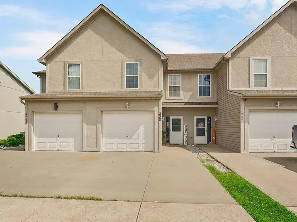 238 N 5th Ter, Louisburg, KS 66053