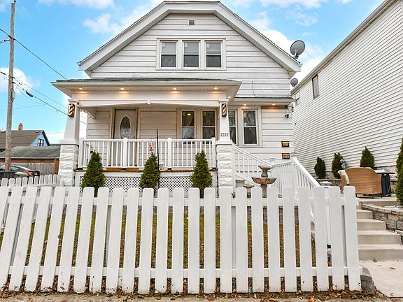 3rd image of 2523 W Maple St