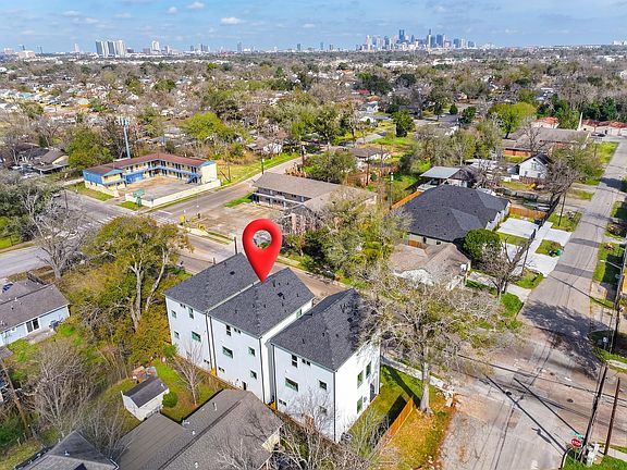 3rd image of 4012 Yellowstone Blvd