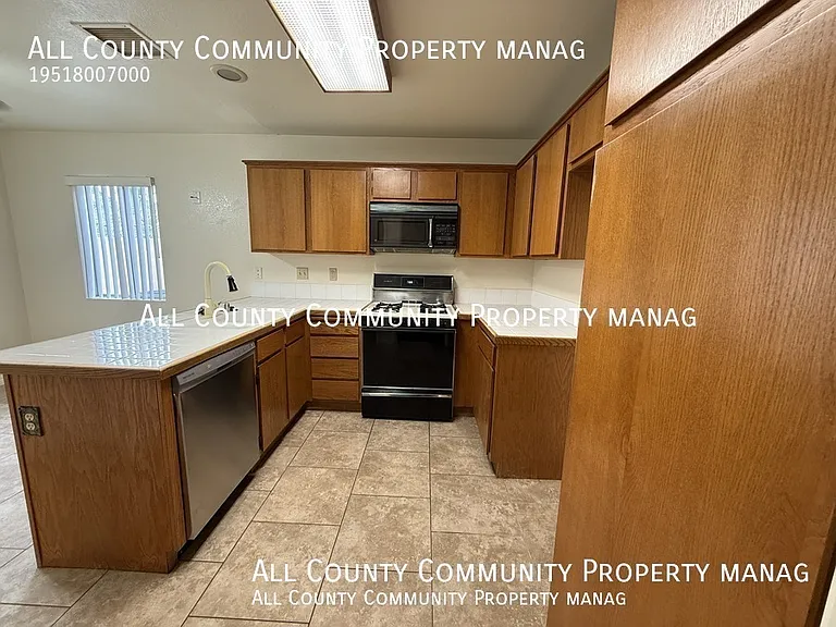 2277 Oak Ave — Photo 9
