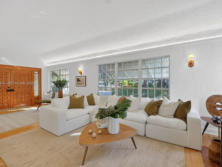 1305 Alhambra Cir — Photo 15