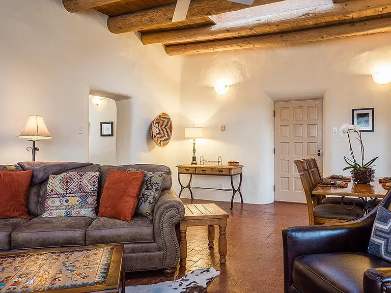 Living room ; view of foyer entry door.