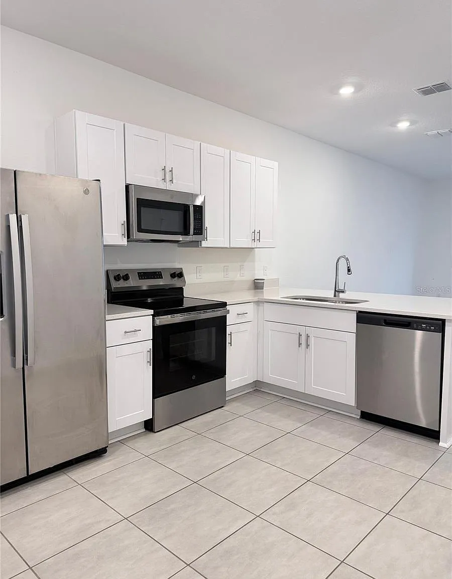 2 bed, 2.5 bath, 1023 sqft, $1,600 — Photo 3
