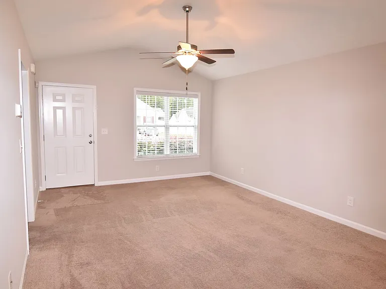 1942 Sapphire Rd — Photo 3
