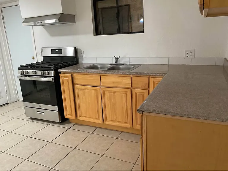 709 N D St — Photo 8