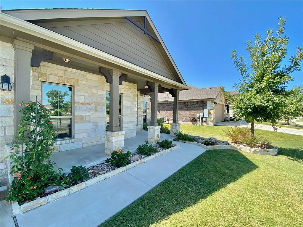 3 bed, 2.0 bath, 1993 sqft, $2,295 — Photo 3