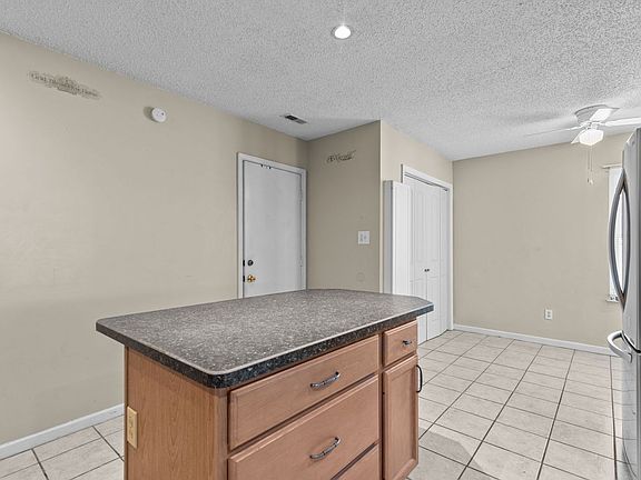 5th image of 904 Scarlet Oak Ct N