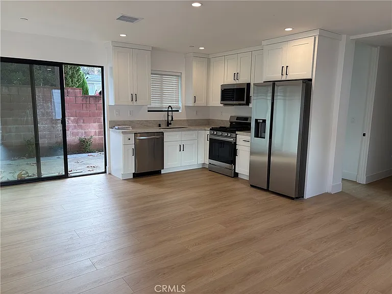 19212 Calvert St — Photo 2
