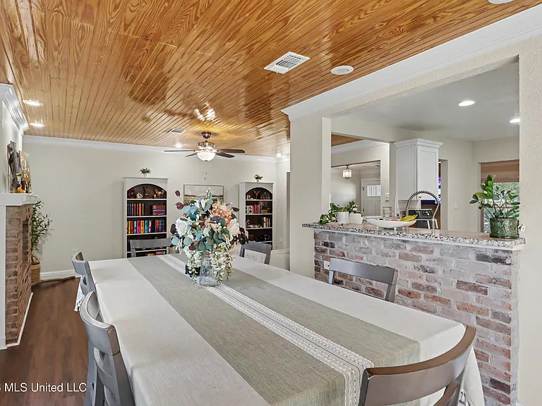 412 Woodland Park Dr — Photo 8