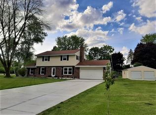W332N5395 Solveson Dr, Nashotah, WI 53058