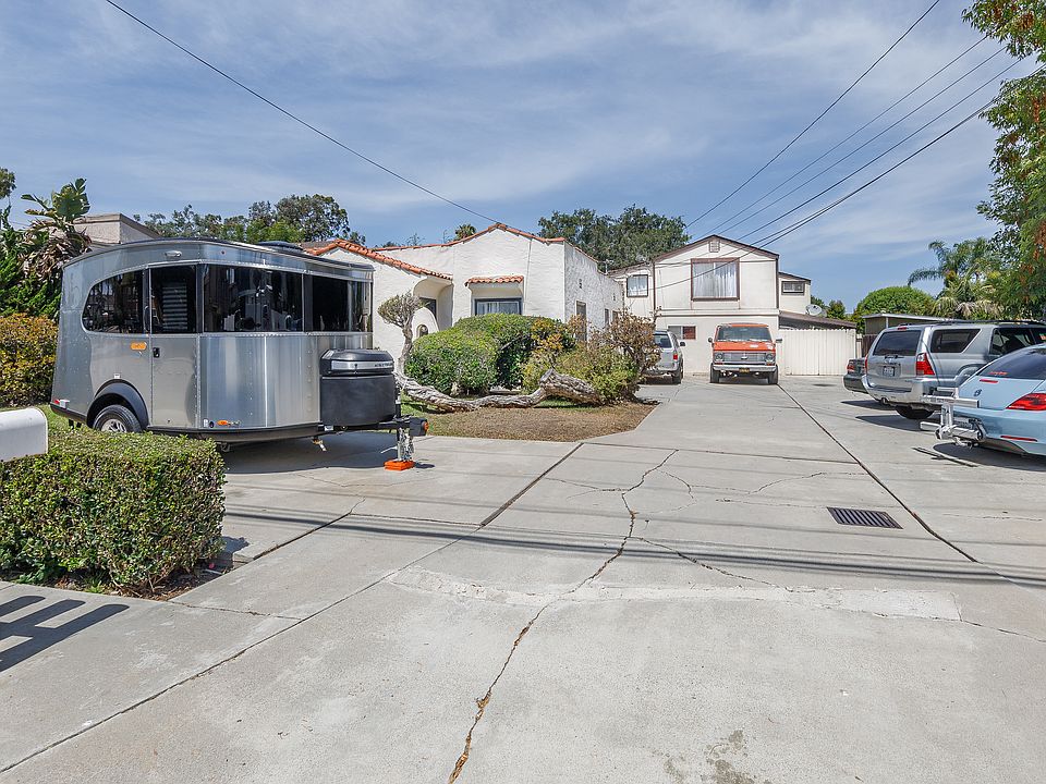 Front driveway with parking