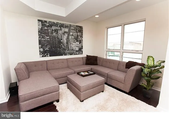 1310 N Hope St — Photo 1