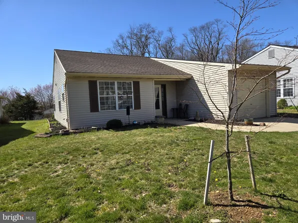 27 Hilltop Ln W, Columbus, NJ 08022