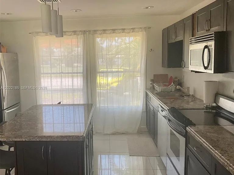 1206 Tyler St — Photo 11
