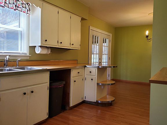 3rd image of 215 Lois Dr