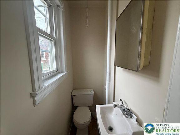5th image of 502 W Wyoming St