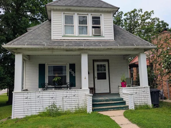 696 Water St, Hobart, IN 46342