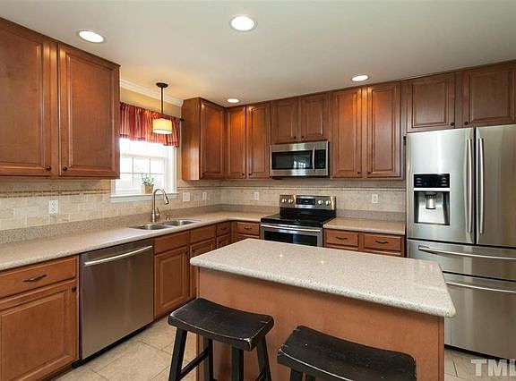 Upgraded kitchen w/ island