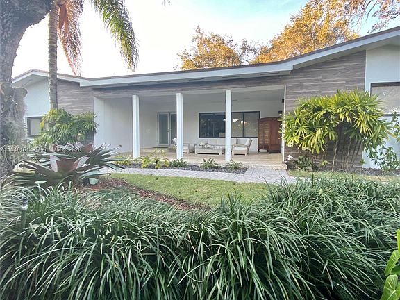 5th image of 81 Shore Dr W
